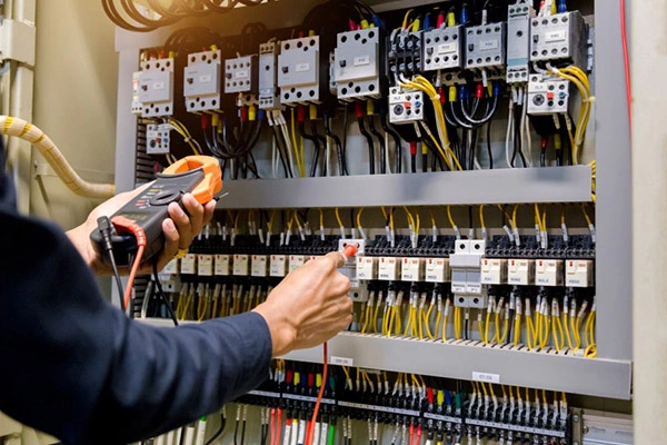 Hur påverkar valet av motstånd den elektroniska kretsens prestanda?